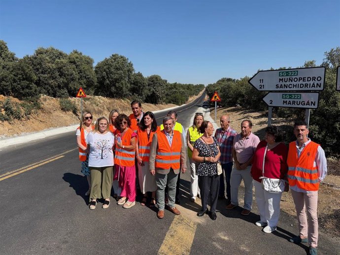 El consejero de Movilidad,(centro), con técnicos de la Delegación de Segovia y alcaldes de la comarca, en su visita a las Obras de Marugán.