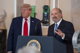 Archivo - El president dels EUA,  Donald Trump, i el secretari de Comerç del país, Howard Lutnick