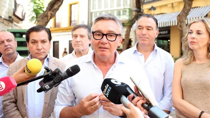 Manuel Gavira atiende a los periodistas en Jerez.