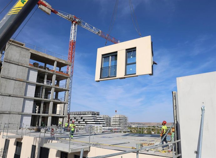Archivo - Construcción de vivienda industrializada.