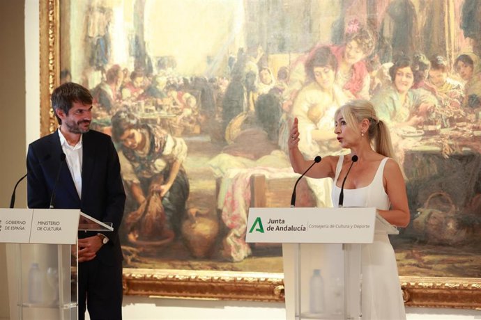 El ministro de Cultura, Ernest Urtasun, y la consejera de Cultura de la Junta, Patricia del Pozo, en la rueda de prensa conjunta en el Bellas Artes.