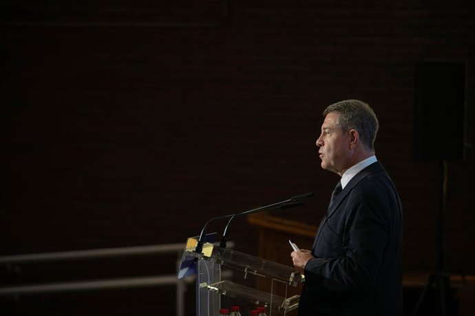 O presidente de Castilla-La Mancha, Emiliano García-Page, na cerimônia de lançamento da primeira pedra do Conservatório de Música de Albacete.