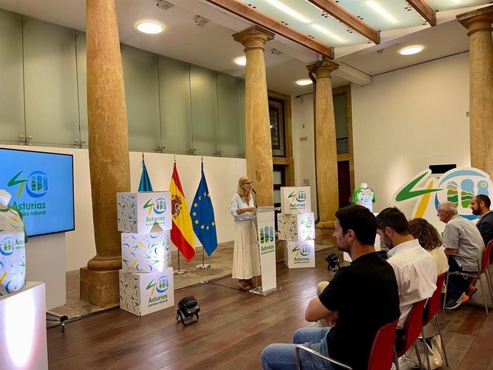 La viceconsejera de Turismo, Lara Martínez, durante la presentación de las carreras.