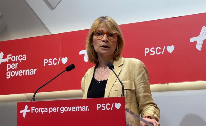 La viceprimera secretaria y portavoz del PSC, Lluïsa Moret, en una rueda de prensa este lunes