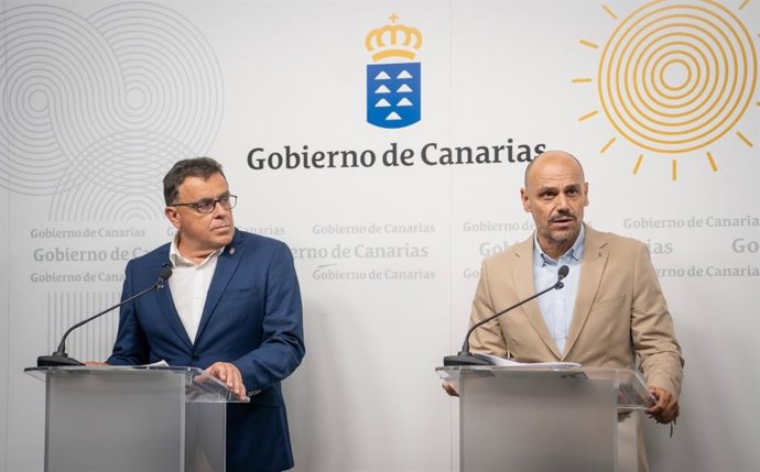 El consejero de Política Territorial, Emergencias y Aguas del Gobierno de Canarias, Manuel Miranda, y el portavoz, Alfonso Cabello, en una rueda de prensa para dar cuenta de los acuerdos del Consejo de Gobierno