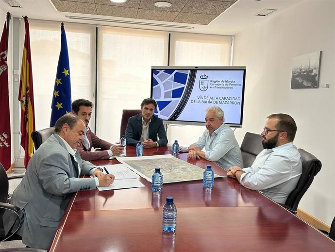 El consejero de Fomento e Infraestructuras, Jorge García Montoro, con el alcalde de Mazarrón, Ginés Campillo, durante la reunión técnica que han mantenido para abordar asuntos relacionados con las infraestructuras del municipio