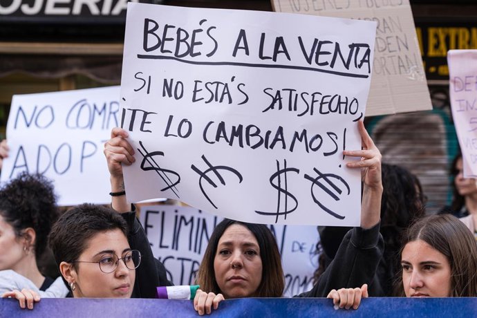 Archivo - Varias mujeres se manifiestan bajo el lema ‘Las mujeres no se alquilan, los bebés no se compran’, frente al Ministerio de Justicia, a 22 de abril de 2023, en Madrid (España). Esta concentración está convocada por las plataformas Espacio Feminisi