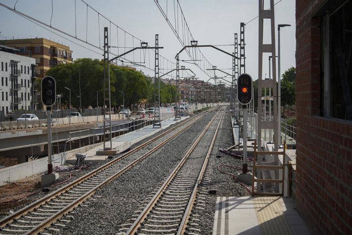 Nou tram València Sud-Castelló de Metrovalencia - Estació de Torrent Avinguda de Metrovalencia Avinguda del Vedat, a 16 de juny del 2025, a València, Comunitat Valenciana (Espanya).