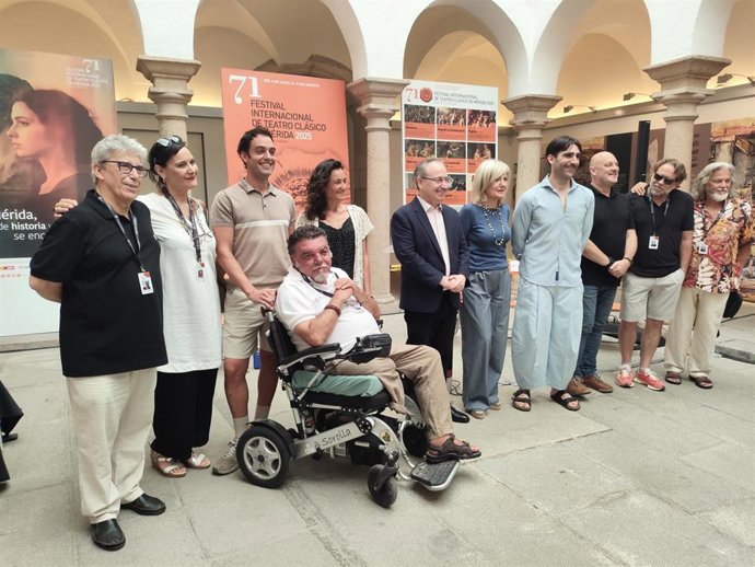 Foto de familia de la presentación de la obra 'Alejandro y el Eunuco Persa'.
