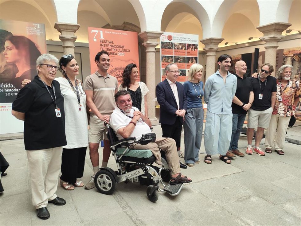 Foto de familia de la presentación de la obra 'Alejandro y el Eunuco Persa'.