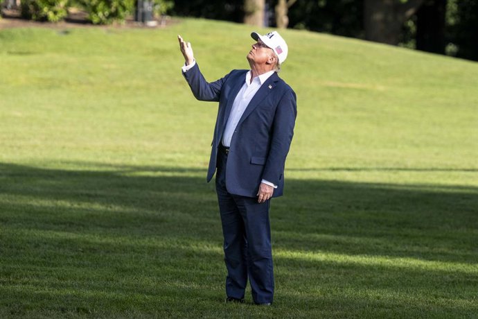 06 de julho de 2025, EUA, Washington: O presidente dos EUA, Donald Trump, olhando para a bandeira americana hasteada no mastro instalado no gramado sul após retornar à Casa Branca em Washington, D.C. Foto: Michael Brochstein/ZUMA Press Wire/dpa