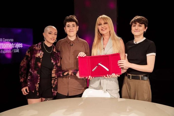 Isa Luengo, Sofía Esteve y Marina Freixa recogen el Primer Premio por 'Els buits' de manos de Cayetana Guillén Cuervo.