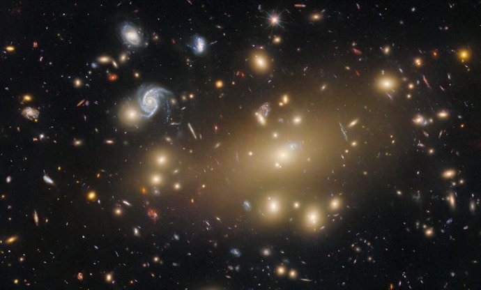 Enorme aglomerado de galáxias se expandindo no espaço-tempo, imagem da semana do Hubble