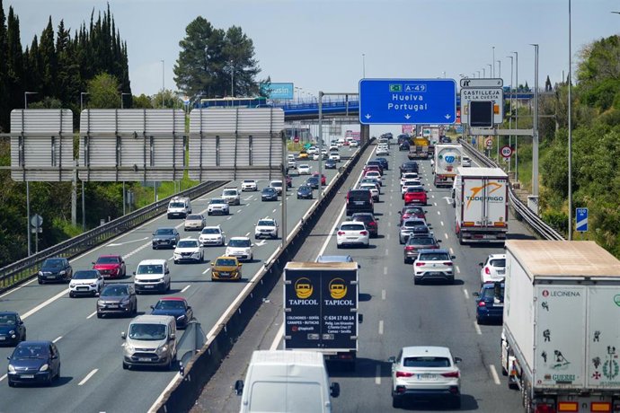 Archivo - Vehículos circulan en la salida de Sevilla, en una imagen de archivo.