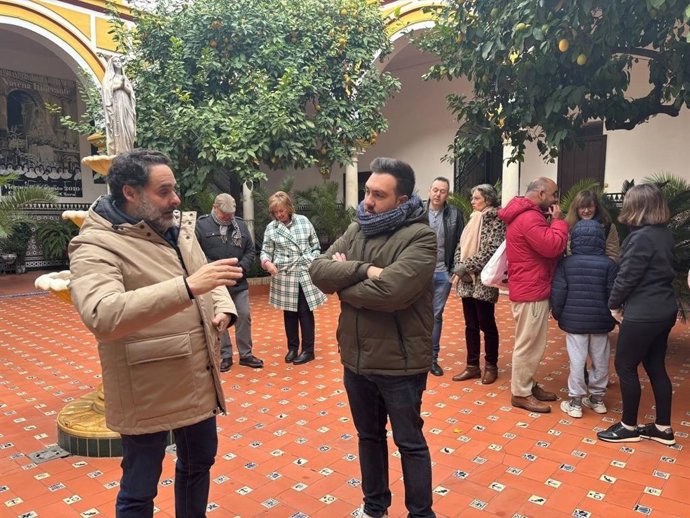 Redondo con Rivas, de izquierda a derecha para el lector, en el patio del convento de las clarisas.