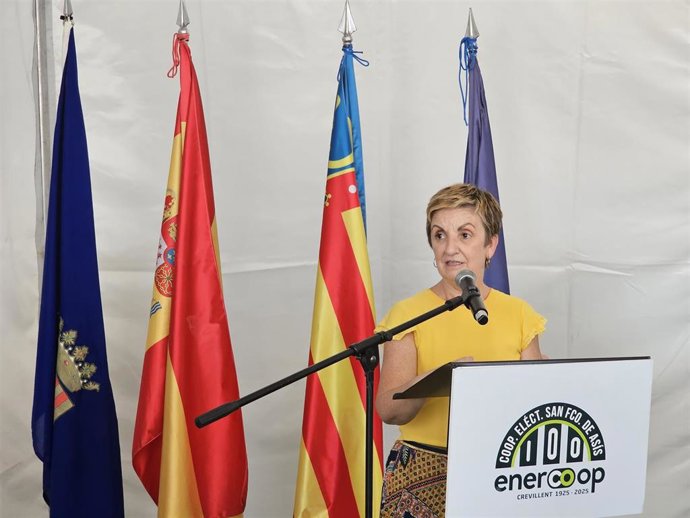 La consellera de Industria, Marián Cano, durante la inauguración de la planta solar fotovoltaica Campillo, ubicada en el municipio de Crevillent.