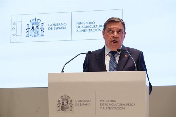 Archivo - El ministro de Agricultura, Pesca y Alimentación, Luis Planas, ofrece una rueda de prensa tras un encuentro con el comisario europeo de Agricultura y Alimentación, Christophe Hansen, en el Ministerio de Agricultura, Pesca y Alimentación, a 20 de