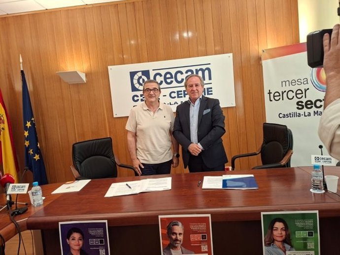 El presidente de la Mesa del Tercer Sector de Castilla-La Mancha, José Antonio Romero, y el de la Confederación Regional de Empresarios de Castilla-La Mancha, Ángel Nicolás, presentan la campaña de la 'Casilla Solidaria'.
