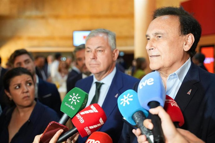 El consejero de Universidad, José Carlos Gómez Villamandos, atiende a los medios en presencia del alcalde de Sevilla, José Luis Sanz