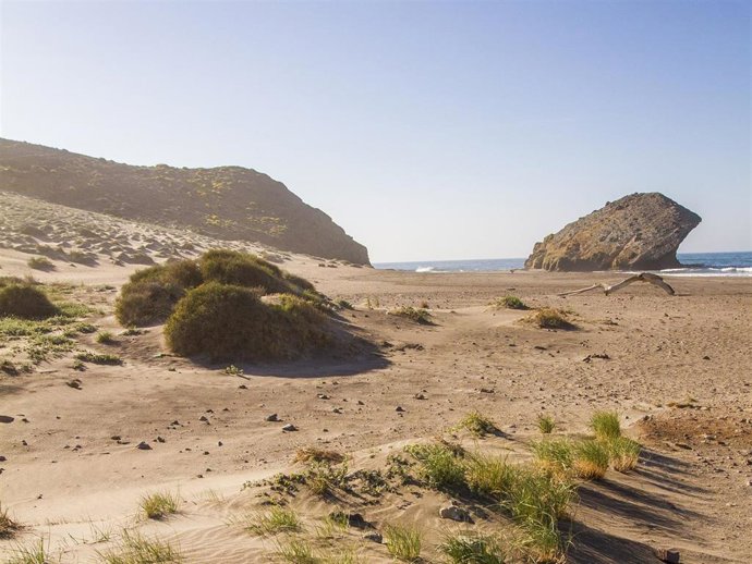 Archivo - Duna de la playa de Mónsul, en el Parque Natural de Cabo de Gata-Níjar (Almería).