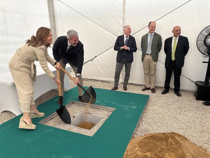 El presidente del Gobierno de Aragón, Jorge Azcón, y la alcaldesa de Zaragoza, Natalia Chueca, ponen la primera piedra de la promoción de viviendas de Valdespartera.