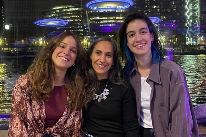 La investigadora del CNIO Lucía Fernández, en el centro, con Marta Ibáñez (izquierda) y Laura Clares (derecha).