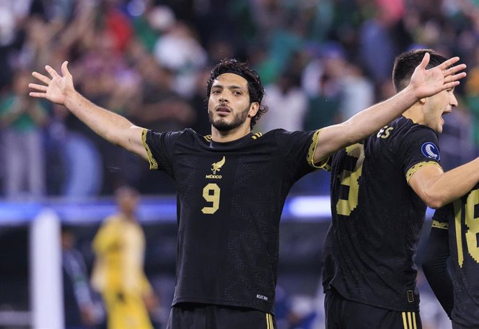 Archivo - El delantero mexicano Raúl Jiménez celebra un gol con su selección en la Liga de Naciones de la Concacaf. 