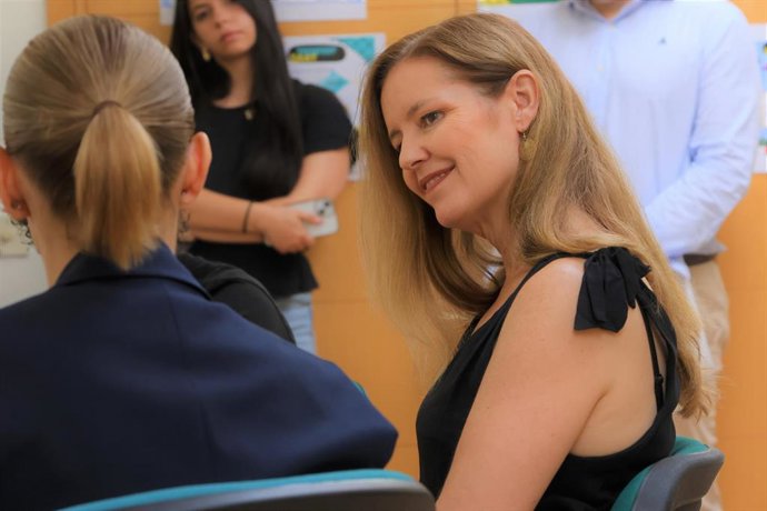 La consejera de Familia, Juventud y Asuntos Sociales, Ana Dávila, visita un centro del Servicio de Atención en Adicciones Tecnológicas, en Alcalá de Henares, Madrid, el 7 de julio de 2025.