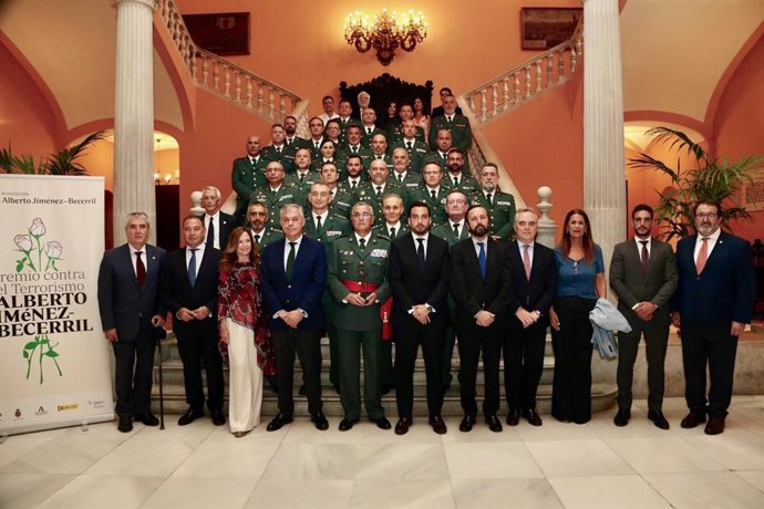 Foto de fanilia en el Ayuntamiento con ocasión de la entrega del Premio Contra el Terrorismo Alberto Jiménez Becerril.