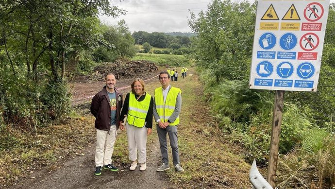 El alcalde de Siero, Ángel García, la presidenta de la CHC, Bárbara Donapetri, y Alejandro Barriuso, Comisario de Aguas.