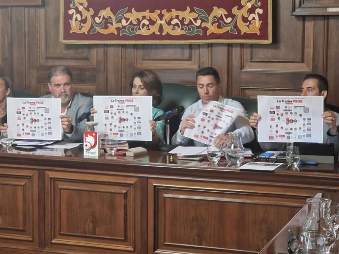 Concejales del PP Teruel con carteles sobre 'La trama del PSOE".