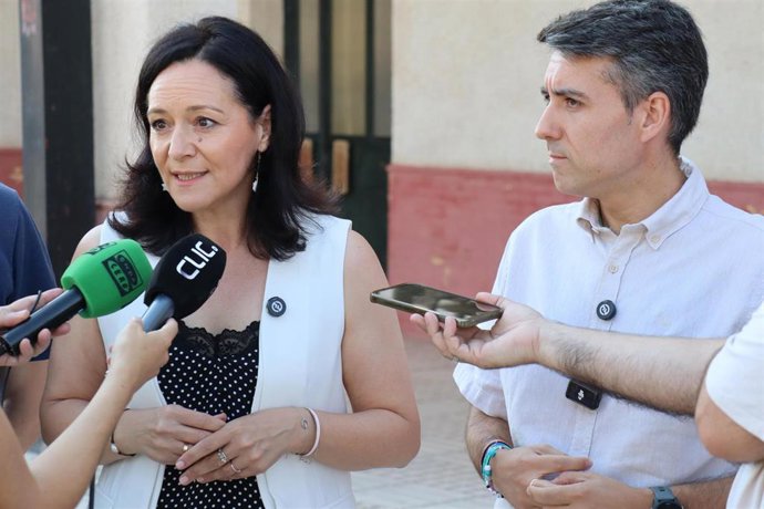 Rafi Crespín atiende a los medios en Puente Genil junto a José Antonio Gómez.