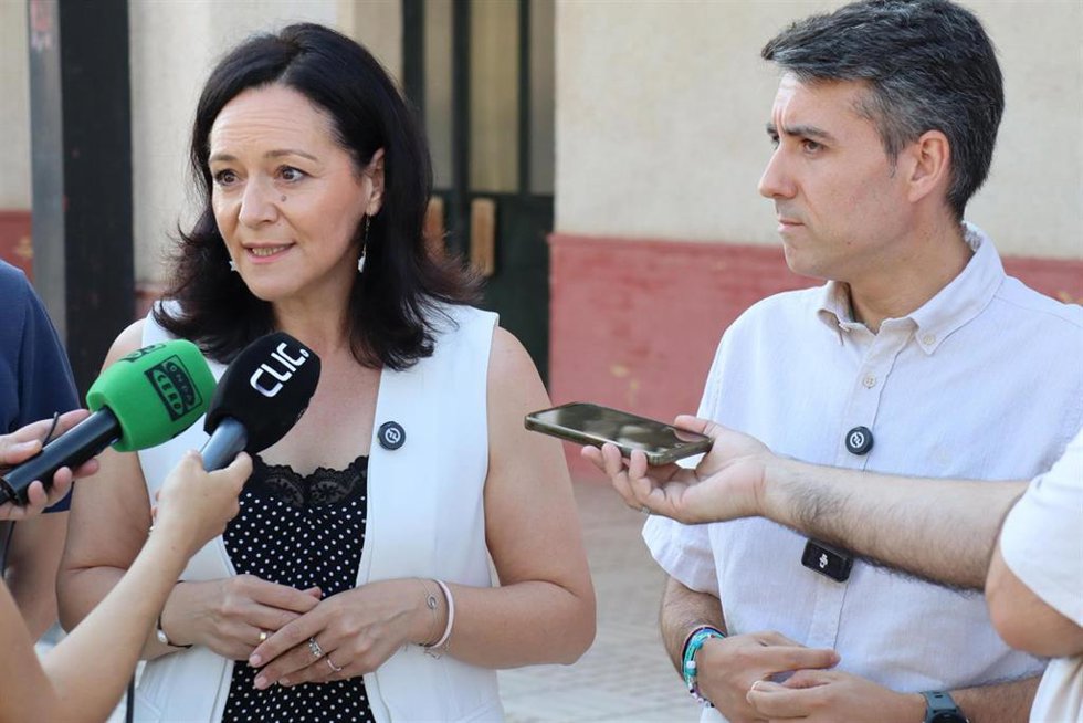 Rafi Crespín atiende a los medios en Puente Genil junto a José Antonio Gómez.