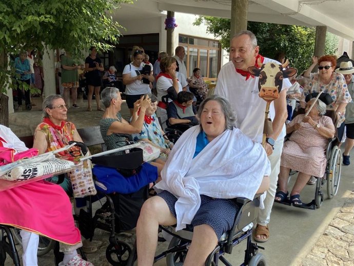 La Llar d'Ancians de Palma celebra los Sanfermines con una carrera simbólica de toros