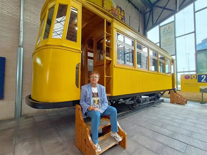 Luis Artigue, escritor, en el museo del Ferrocarril de Gijón para presentar su novela 'Trumpsilvania', en el marco de la Semana Negra de Gijón.