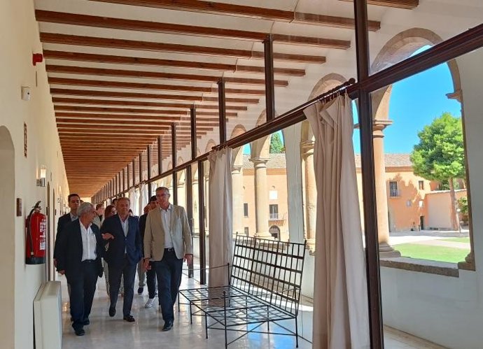 El consejero de Turismo y Medio Ambiente, Manuel Blasco, ha visitado el recinto este lunes con motivo de su reapertura.