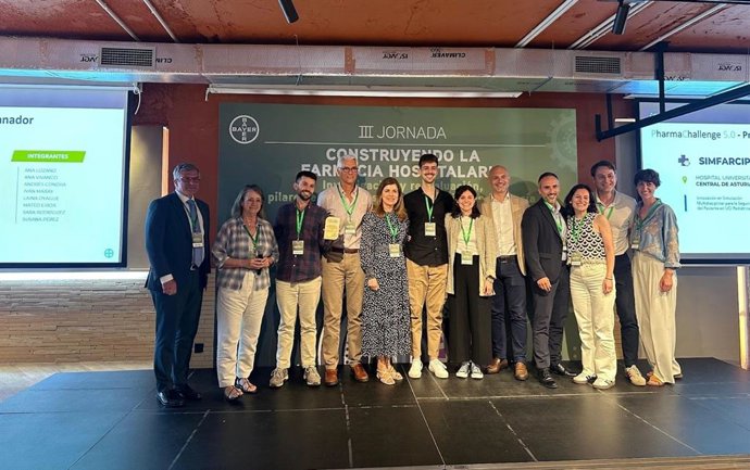 El equipo responsable del proyecto de simulación clínica sobre pacientes pediátricos críticos del HUCA.