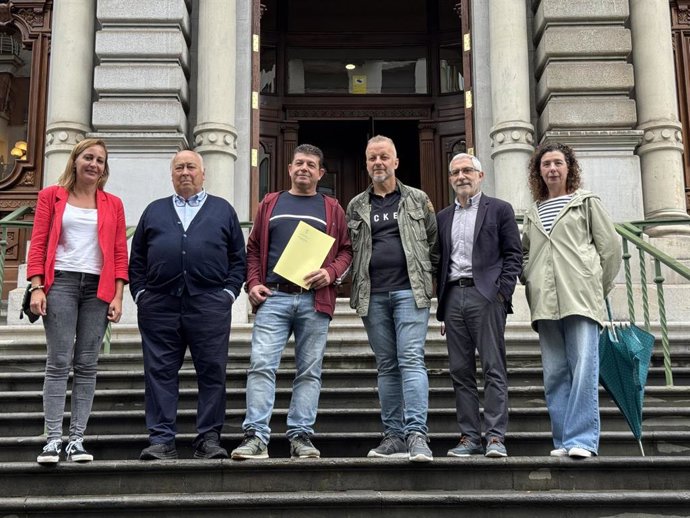La diputada regional de IU-Convocatoria, Delia Campomanes, y los ediles del Ayuntamiento de Oviedo, Gaspar Llamazares y Cristina Pontón, junto a vecinos afectados en la Junta General.