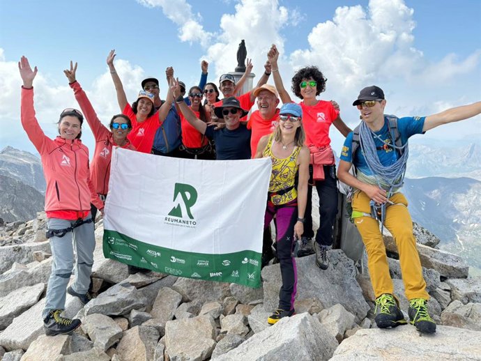 ReumAneto rompe los paradigmas de las limitaciones reumáticas con su ascenso al Aneto: "Somos capaces de todo"