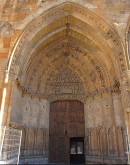 Imagen de archivo del lugar en el que se encontraban las estatuas retiradas de la Catedral de León.