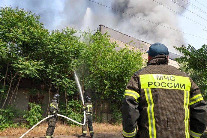 RÚSSIA, REGIÃO DE ZAPOROZHYE - 8 DE JUNHO DE 2025: Bombeiros combatem um incêndio na fábrica de Gidromash, na cidade de Melitopol
