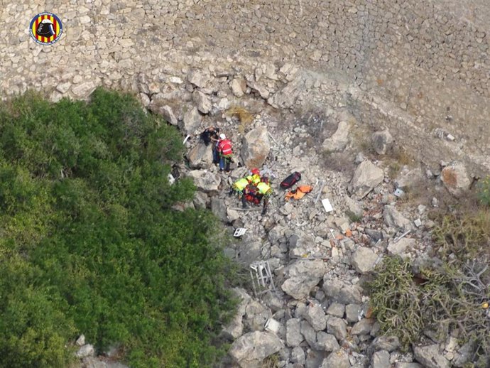 El accidentado al fondo del talud atendido por los bomberos