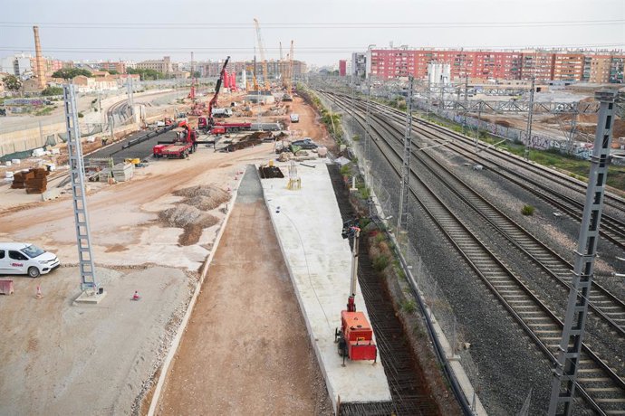 Archivo - Arxiu - Vista de les obres del Corredor Mediterrani, al Pont de l'Av. Fernando Abril Martorell, a 23 de setembre del 2024, a València, Comunitat Valenciana (Espanya). 