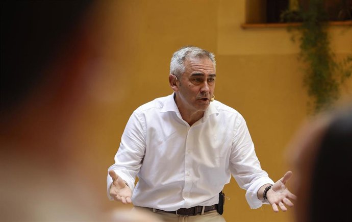 El conseller de Agricultura, Ganadería y Pesca de la Generalitat Valenciana, Miguel Barrachina, en la sede de la Confederación Cooperativas CV (Concoval), en Valencia