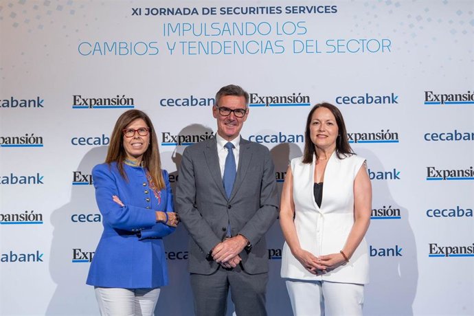 De izquierda a derecha: la  CEO en funciones de Cecabank, Ainhoa Jáuregui; el presidente de la CNMV, Carlos San Basilio; y la directora corporativa de Securities Servicies de Cecabank, Aurora Cuadros, a 7 de julio de 2025 en Madrid.