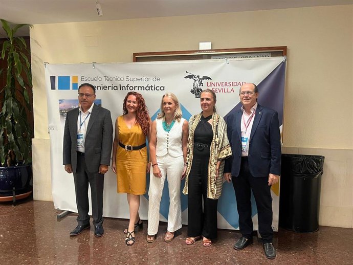 Foto de familia tras la inauguración del congreso internacional en la sede de la ETSI de la US.
