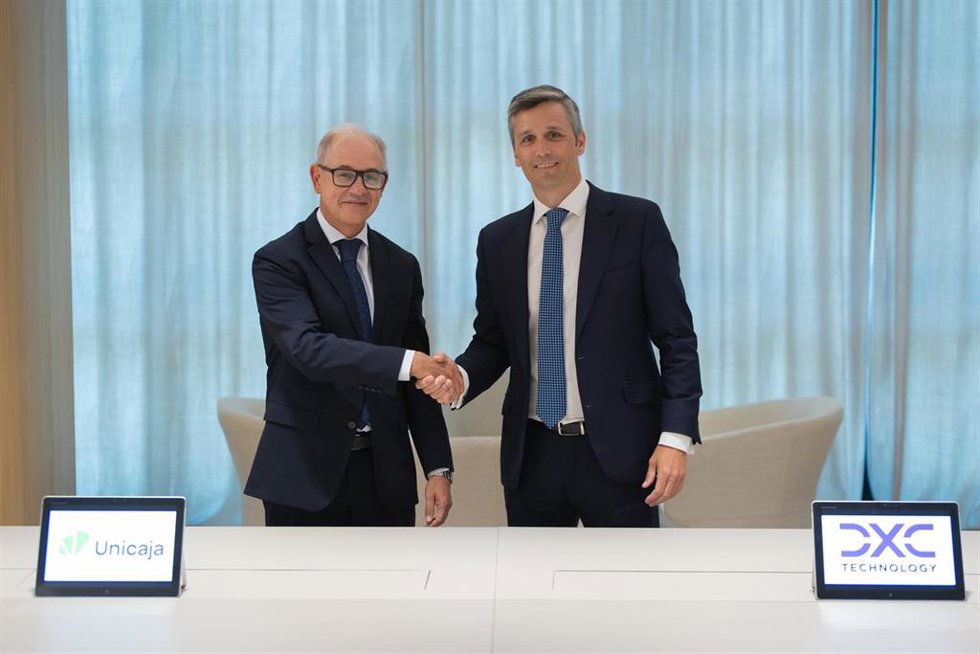 Aparecen, de izquierda a derecha, el CEO de Unicaja, Isidro Rubiales, y el Presidente de DXC Technology España y Portugal, Alfonso García.