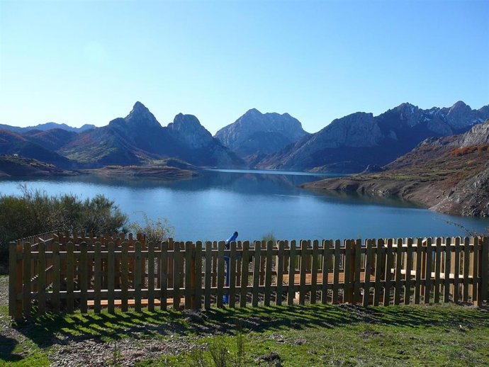 Embalse de Riaño (León), donde se construirá una pasarela, entre otras actuaciones.