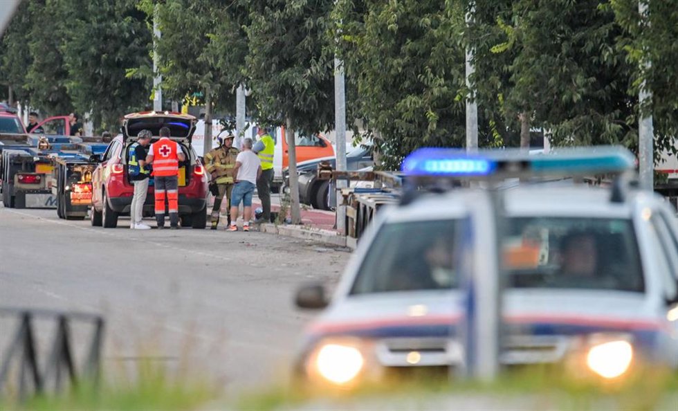 Bomberos trabajan en el incendio de una empresa de baterías de litio y de pilas, a 4 de junio de 2025, en Azuqueca de Henares, Guadalajara, Castilla-La Mancha (España). Un incendio declarado sobre las 19.00 horas de hoy en una empresa de baterías de lit