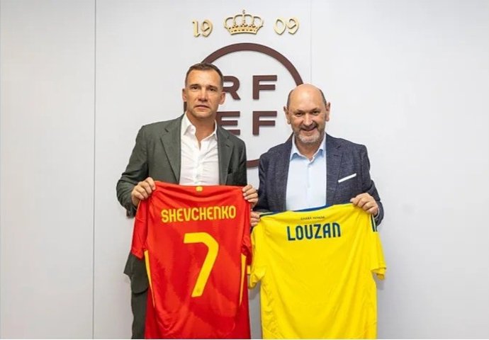 Rafael Louzán recibe al exfutbolista Andriy Shevchenko, presidente de la Federación de Fútbol de Ucrania.